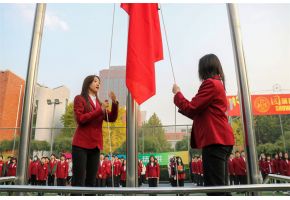 美女被大鸡巴操网站升旗仪式：凝心聚力，同心向党